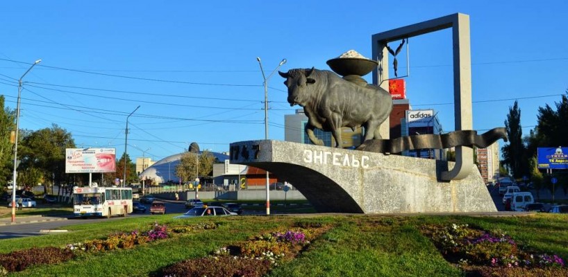 Энгельс город где. Бык солевоз Энгельс. Город Энгельс Саратовской области. Статуя быка в Энгельсе. Памятник быку в Энгельсе.